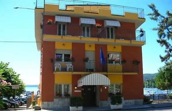 Ξενοδοχείο Capri